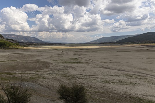 Yesa-Stausee in Spanien Ausgetrockneter Yesa-Stausee in Spanien