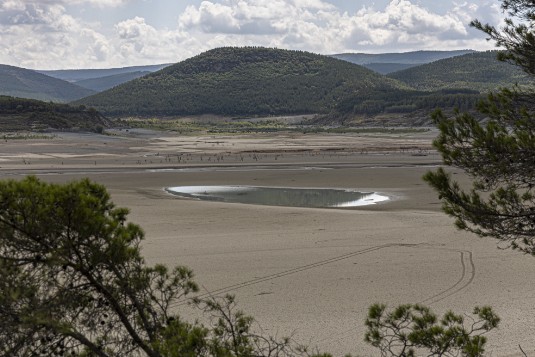 Yesa-Stausee in Spanien Ausgetrockneter Yesa-Stausee in Spanien