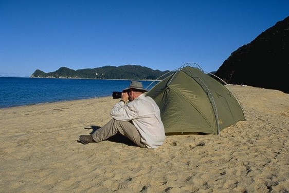 Manfred am Strand, Abel Tasman Track, Neuseeland Manfred am Strand, Abel Tasman Track, Neuseeland