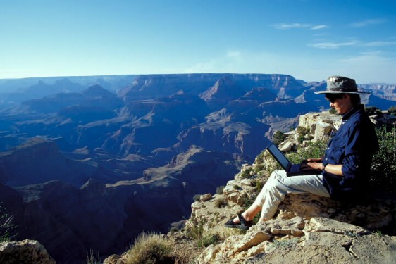 Elisabeth mit Laptop am Grand Canyon Elisabeth mit Laptop am Grand Canyon